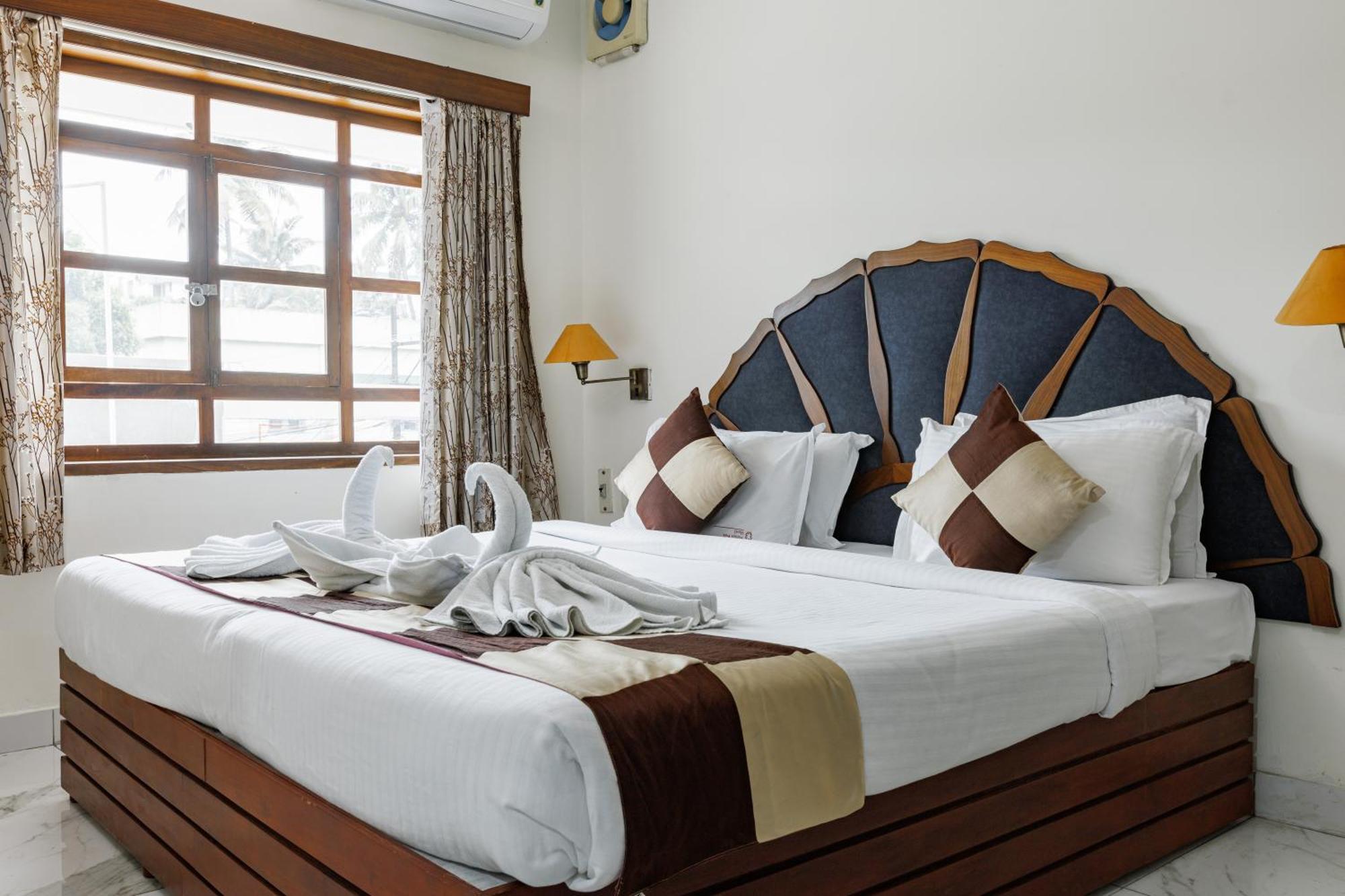 Paulson Park Hotel Kochi Exterior photo